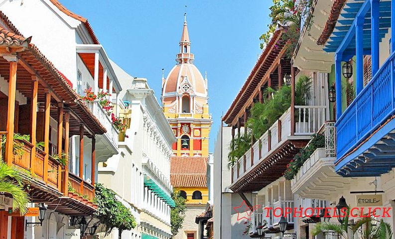 Calle de la ciudad amurallada de Cartagena