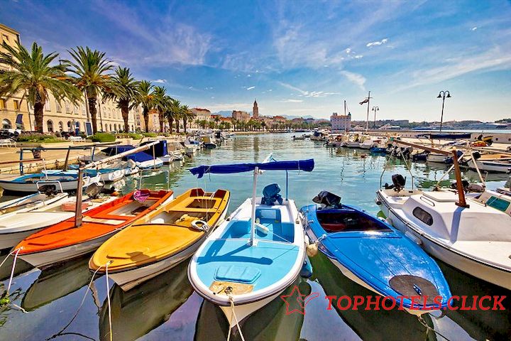 Barcos de colores en el puerto de Split
