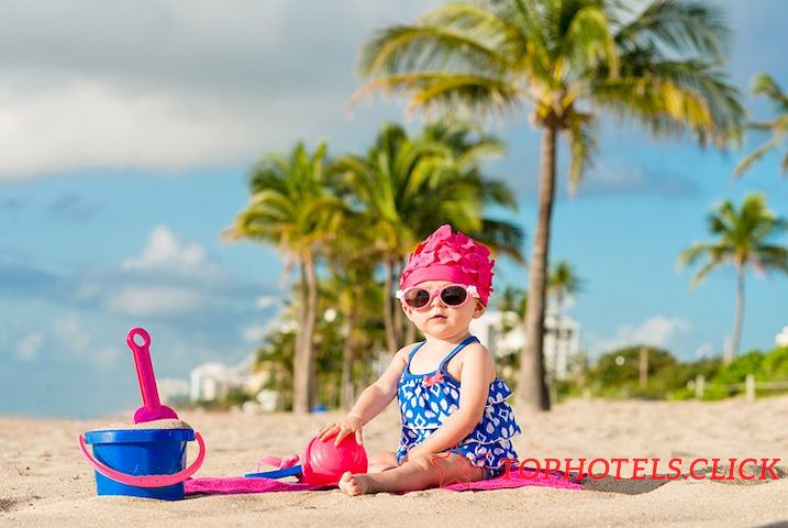 Niño jugando en una playa de Fort Lauderdale