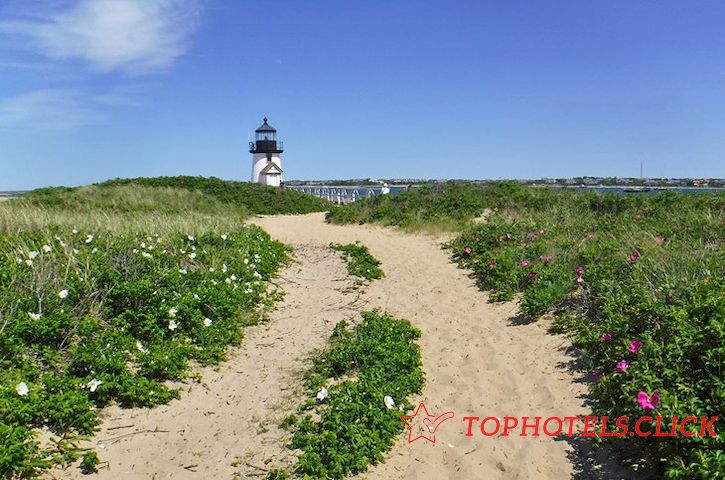 Camino de arena que lleva a un faro de Nantucket