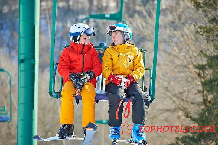 Niños disfrutando del telesilla del Afton Alps Resort