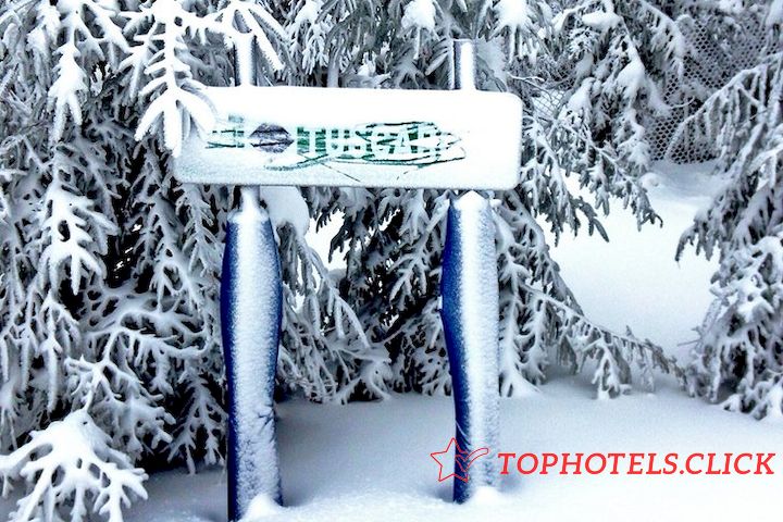 Señal de pista cubierta de nieve en la estación de esquí Elk Mountain