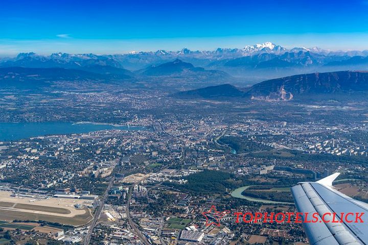 Vista aérea del aeropuerto de Ginebra y los Alpes