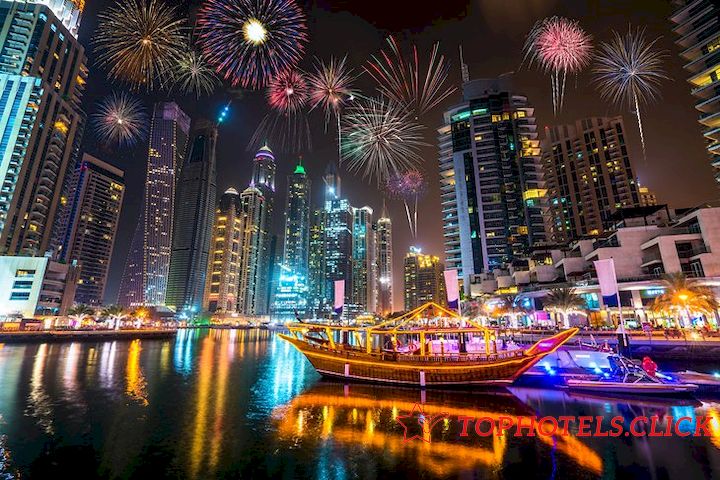 Fuegos artificiales sobre el puerto deportivo de Dubai
