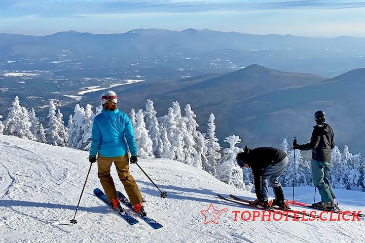 Esquiadores disfrutando de la vista desde Stowe Mountain Resort